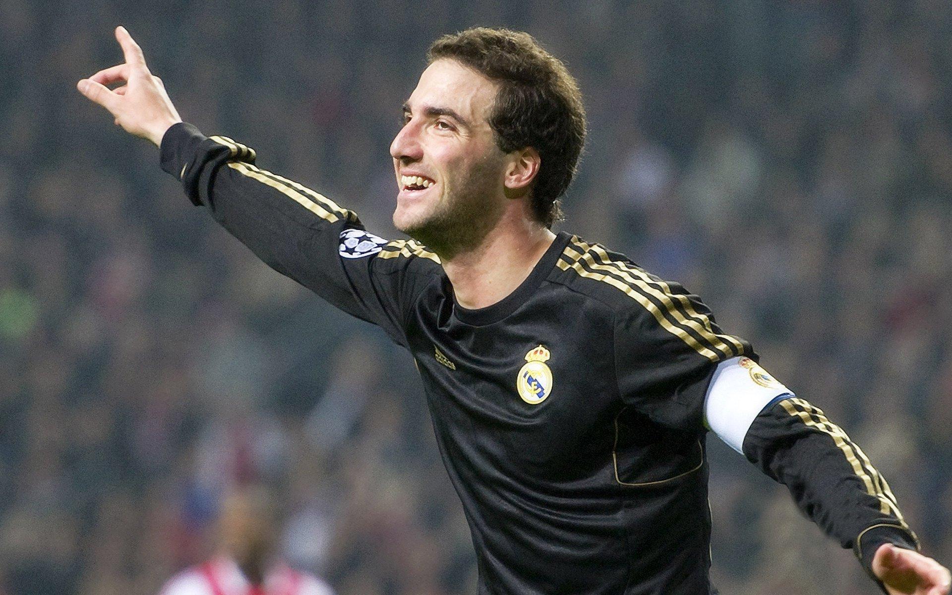 拜仁慕尼黑主场迎战本菲卡，穆勒领衔锋线，帕利尼亚坐镇中场，比绍夫与于帕梅卡诺稳固后防